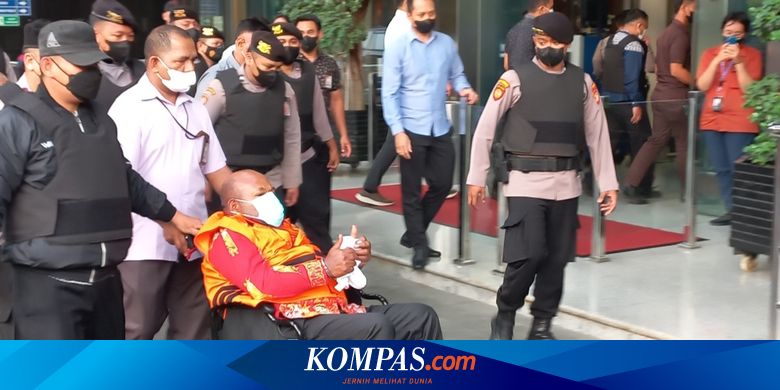 Kejutan di Restoran, Protes Tak Pakai Garuda Indonesia hingga Kenakan Rompi Oranye