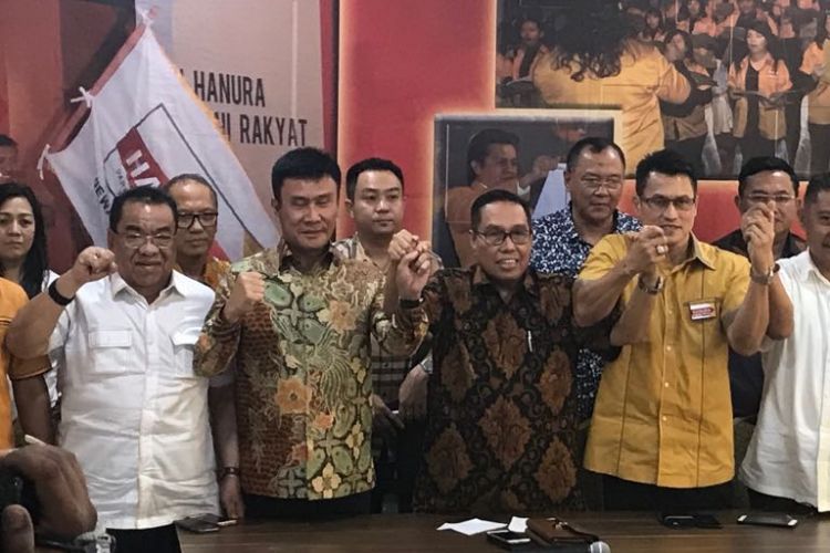 Pengurus sejumlah DPD Hanura yang mengajukan mosi tidak percaya kepada Oesman Sapta Odang sebagai Ketua Umum Hanura saat konferensi pers di DPP Hanura, Cipayung, Jakarta Timur, Selasa (16/1/2018).