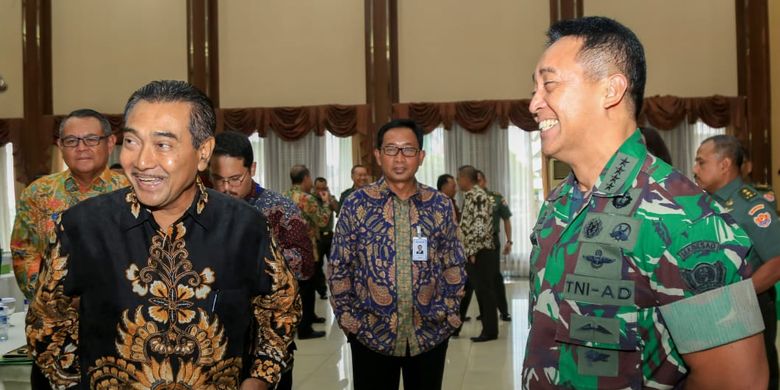 Direktur Hubungan Kelembagaan Bank BRI Sis Apik Wijayanto (kiri) dan Direktur Keuangan AD Brigadir Jendral (Brigjen) TNI Temas (kanan) dalam acara pengesahan Perjanjian Kerja Sama (PKS).
