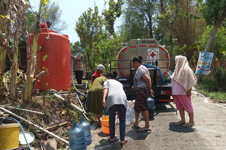 PMI Kota Semarang mendistribusikan air bersih ke sejumlah daerah terdampak.