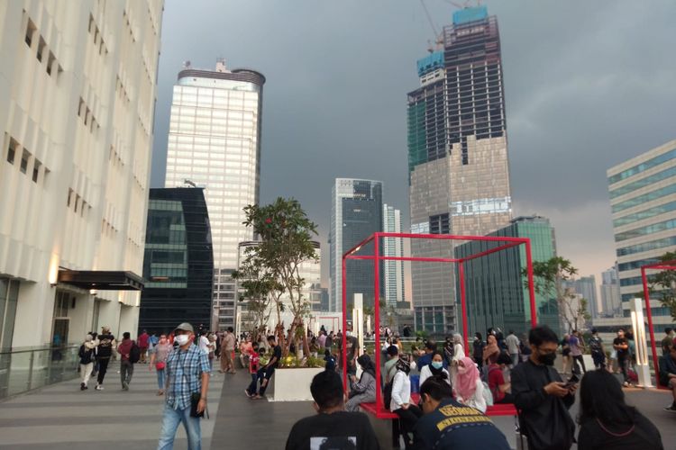 Akhir pekan, Skydeck Sarinah ramai dikunjungi warga yang ingin menghabiskan waktu di Mal modern pertama di Indonesia itu, Minggu (27/3/2022).