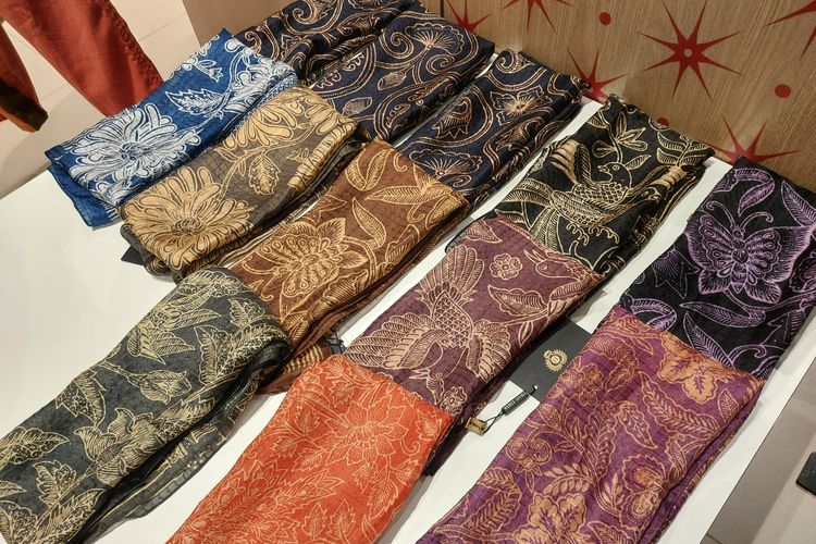 Sejumlah produk kain tenun Torajamelo di Sarinah, Jakarta Pusat pada Kamis (19/1/2023).