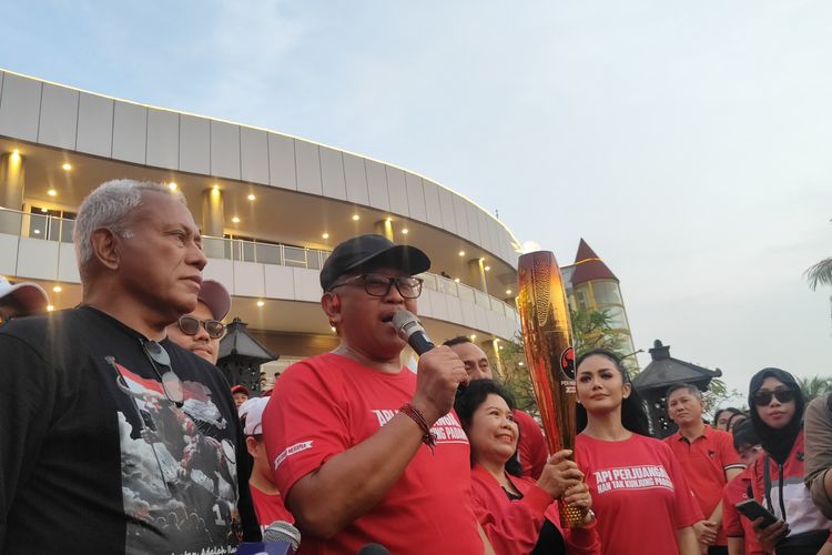 Sekretaris Jenderal PDI-P Hasto Kristiyanto (tengah) di lokasi Rakernas kelima PDI-P, Beach City International Stadium, Ancol, Jakarta, Kamis (23/5/2024). Hasto didampingi Ketua Bidang Kehormatan PDI-P Komarudin Watubun (kiri).