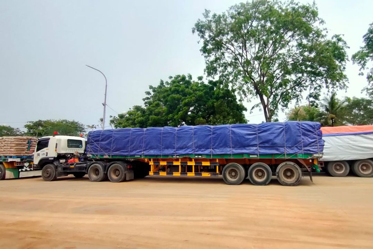 Deretan truk di pelabuhan Sunda Kelapa