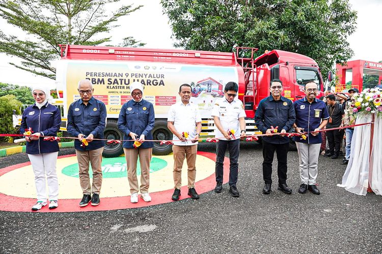 Menteri ESDM Bahlil Lahadalia, Dirut Pertamina Patra Niaga Riva Siahaan dan Kepala BPH Migas Erika Retnowati saat memotong pita yang menandai Peresmian 9 Penyalur BBM Satu Harga di klaster Maluku di Integrated Terminal Wayame, Ambon, Rabu (18/12/2024). 