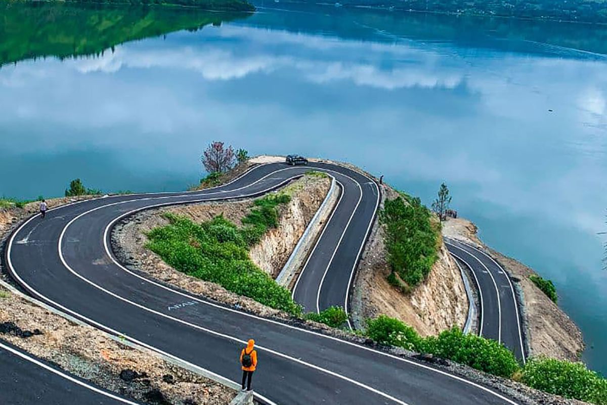 Pemandangan jalur berliku dk Bukit Sibea-bea yang merupakan kawasan wisata religi Patung Yesus Kristus, Kabupaten Samosir, Sumatera Utara.