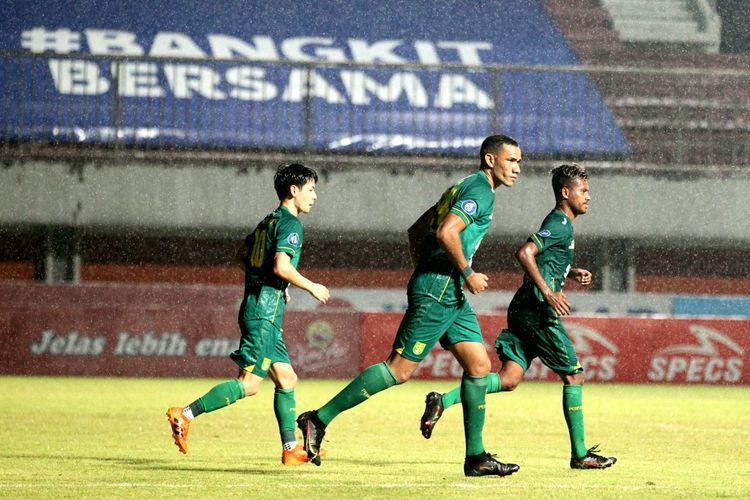 Persebaya Surabaya mengalahkan Persiraja Banda Aceh 2-0 pada laga pekan ke-10 Liga 1 yang dihelat di Stadion Maguwoharjo, Sleman, Minggu (31/10/2021) malam WIB.