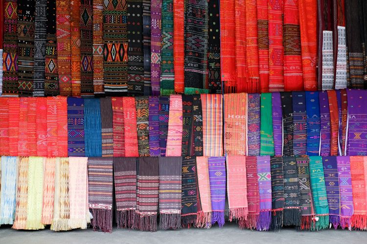 Ilustrasi berbagai jenis kais ulos khas Batak. Mengetahui macam-macam kain Ulos membantu kita memahami makna di balik motifnya.
