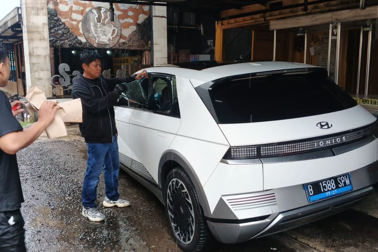 Kaca Mobil Ioniq 5 Dipecah Pencuri di Serpong, iPhone Raib