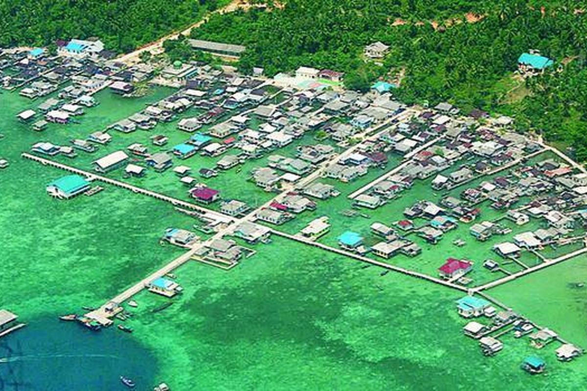 Permukiman di atas air pada salah satu pulau di Natuna, Kepulauan Riau. Permukiman terapung menjadi salah satu cara bagi masyarakat di Laut Natuna melestarikan ekosistem darat yang terbatas.