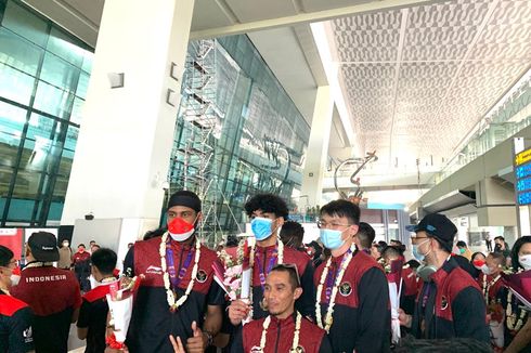 Kalung Bunga Warnai Kepulangan Atlet Indonesia Usai Berjuang di SEA Games 2021