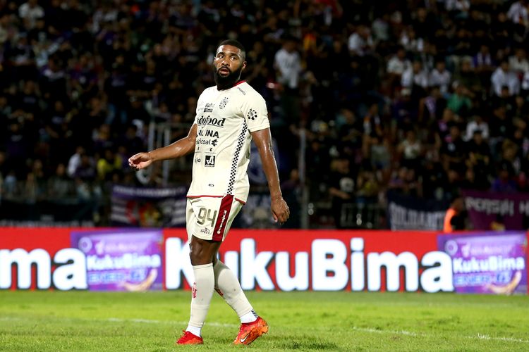 Pemain Bali United Jefferson Assis saat laga pekan ke-24 Liga 1 2023-2024 melawan Persik Kediri yang berakhir dengan skor 1-0 di Stadion Brawijaya Kediri, Jawa Timur (5/2/2023) malam.