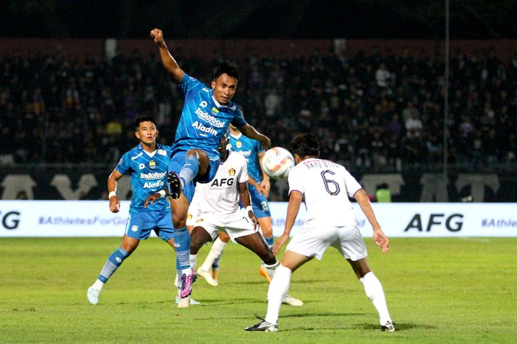Pemain Persib Bandung Robi Darwis menghalau bola saat pertandingan pekan ke-5 Liga 1 2023-2024 melawan Persik Kediri yang berakhir dengan skor 1-2 di Stadion Brawijaya Kediri, Jumat (28/7/2023) malam.