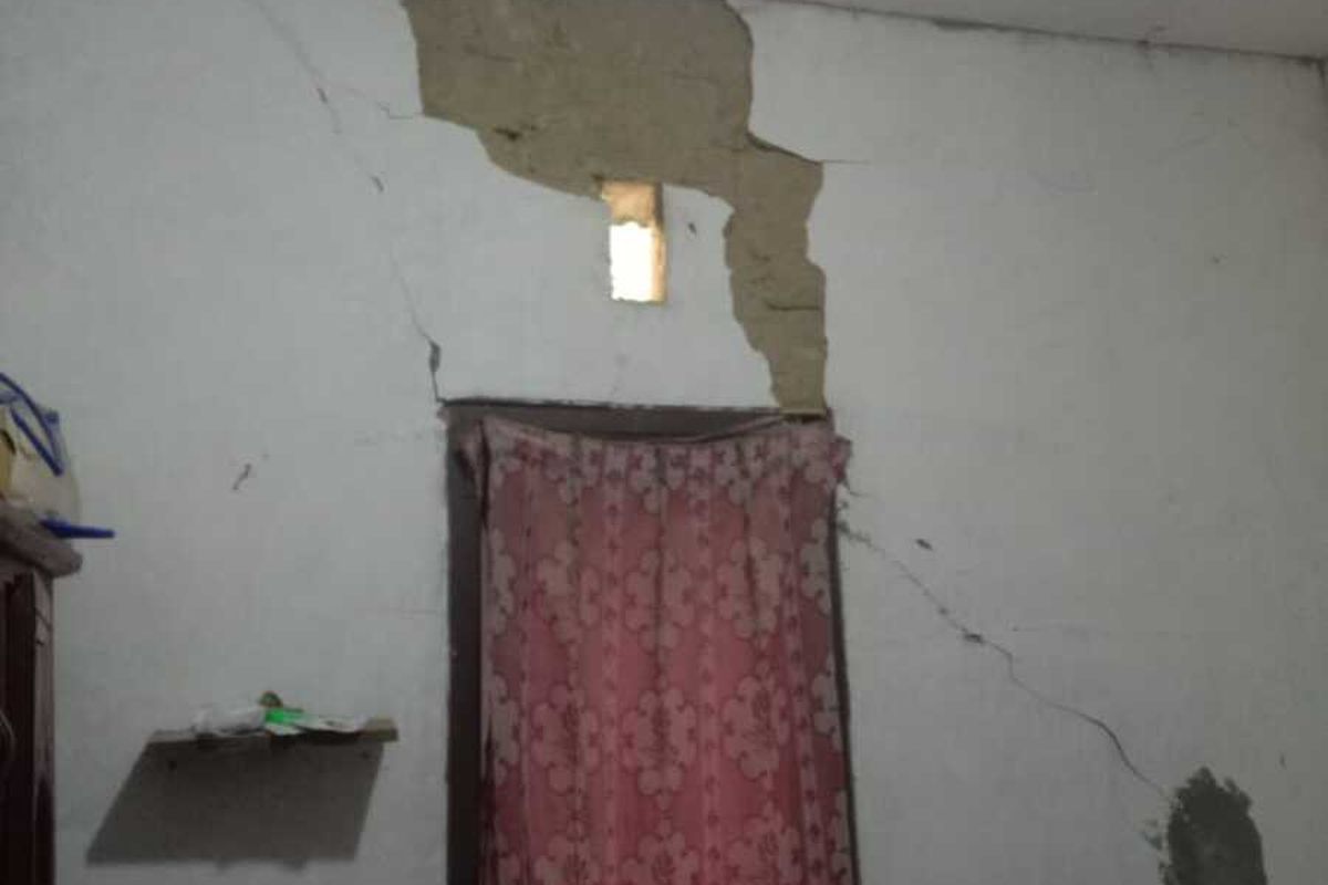 Kondisi sejumlah rumah yang mengalami kerusakan akibat gempa Sukabumi yang berdampak di wilayah Kabupaten Bogor, Jawa Barat, Kamis )14/12/2023).