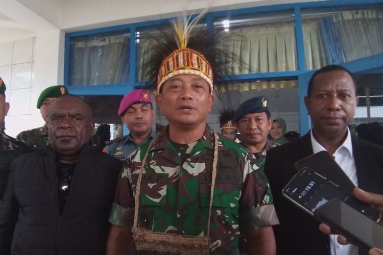 Pangdam XVII Cenderawasih Mayjen TNI Izak Pangemanan saat diwawancarai di teras ruang VIP Bandar Udara Mopah Merauke, Rabu (07/06/2023)