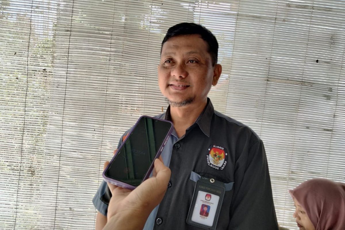 Ketua KPU Kabupaten Situbondo Marwoto saat diwawancara wartawan.