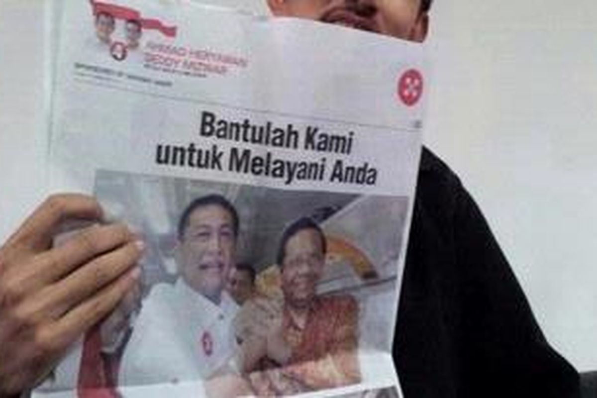 Foto Ketua Mahkamah Konstitusi Mahfud MD bersalaman dengan Deddy Mizwar dalam iklan di sebuah suratkabar yang dipersoalkan warga.