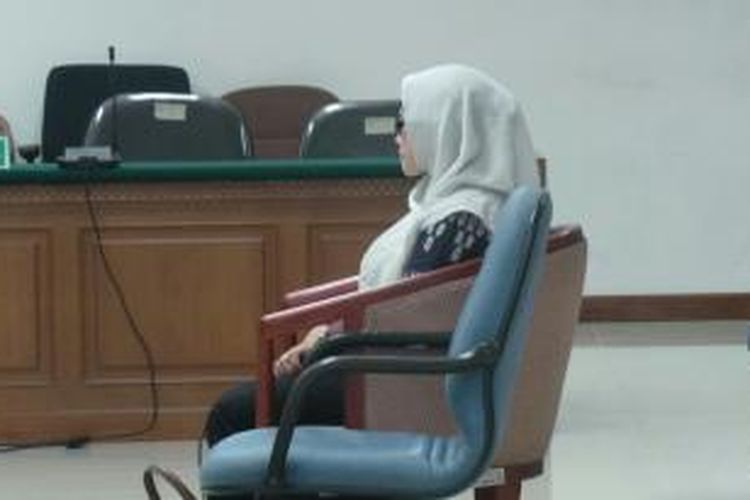 Advokat Susi Tur Andayani menjalani sidang perdana di Pengadilan Tindak Pidana Korupsi, Jakarta, Senin (24/2/2014). Susi didakwa kasus dugaan suap pengurusan sengketa Pilkada Lebak, Banten dan sengketa Pilkada Lampung Selatan.