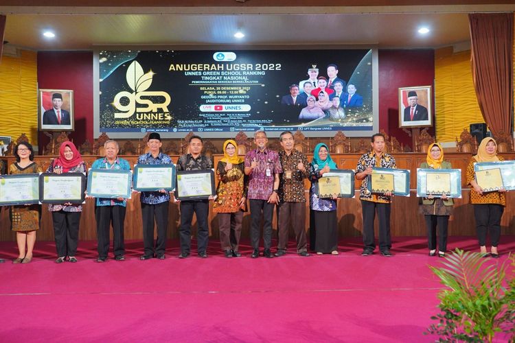 Para penerima penghargaan sebagai sekolah paling hijau di Indonesia versi Unnes Green School Rangking (UGSR).