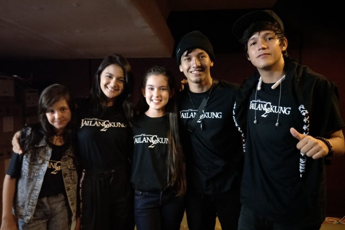 (Kiri ke kanan) Dhania Michella, Amanda Rawles, Gabriella Quinlyn, Jefri Nichol, dan Naufal Samudra, saat Teathre visit Jailangkung 2 di XXI Blok M Square, Kebayoran, Jakarta Selatan, Jumat (15/6/2018).