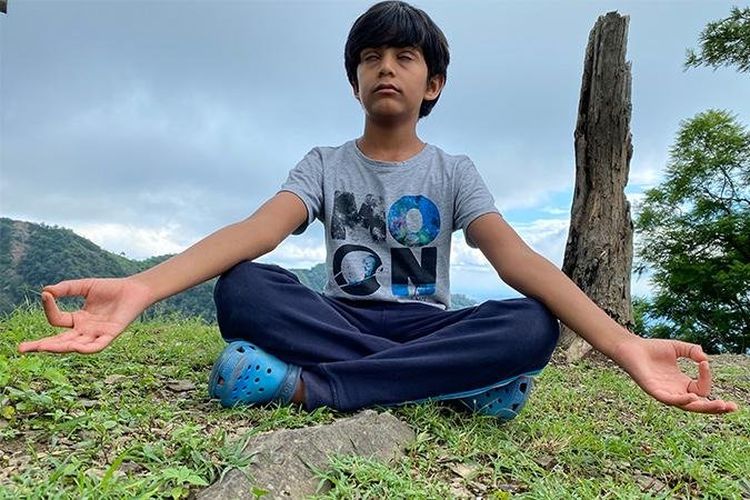 Reyansh Surani dianugerahi Guinness World Record sebagai instruktur yoga bersertifikat termuda di dunia setelah dia menerima sertifikat mengajar pada usia 9 tahun, 220 hari.