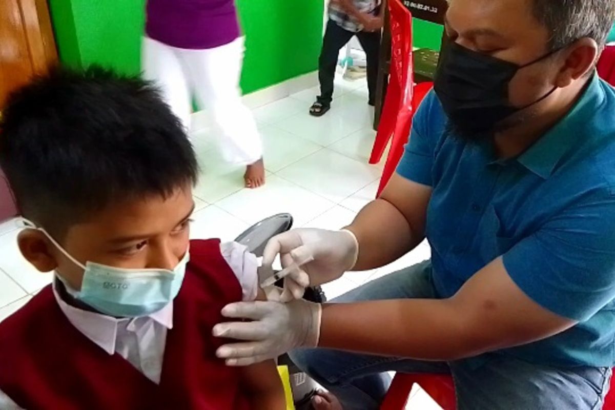 Anak usia 6 hingga 11 tahun di Kota Palopo, Sulawesi Selatan, menjalani vaksinasi Covid-19 dosis pertama, Senin (17/01/2022)