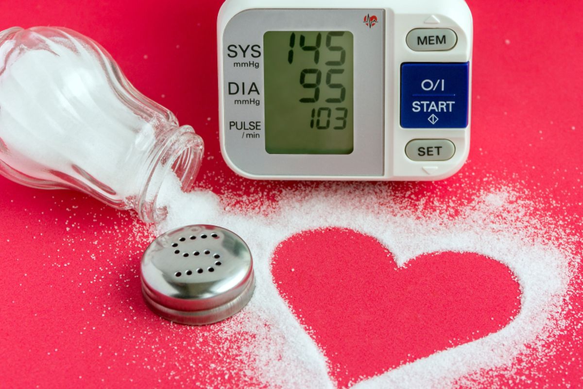 Membatasi asupan garam adalah salah satu cara alami untuk menurunkan tekanan darah tinggi.