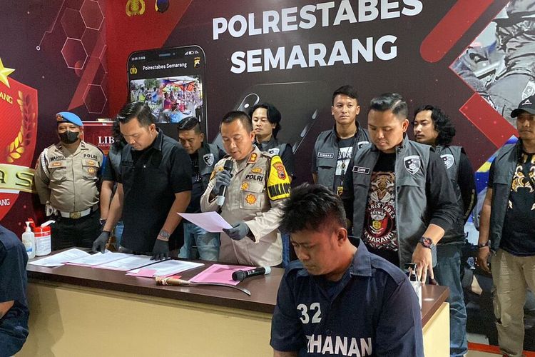Tersangka pembacokan yang menewaskan pelanggan karaoke love girl di Kompleks Karaoke GBL, Kecamatan Tugu, Semarang, menghadiri konferensi pers di Mapolrestabes Semarang, Selasa (18/7/2023).