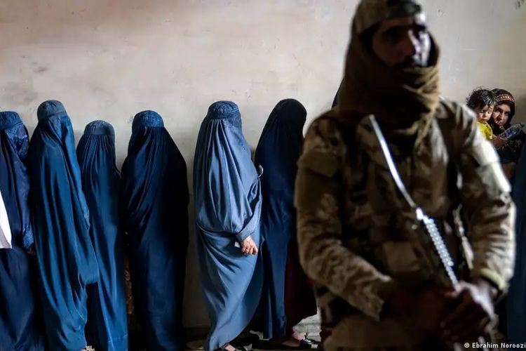 Sejak mengambil alih Afganistan, Taliban telah memberlakukan pembatasan kejam terhadap perempuan dan anak-anak.