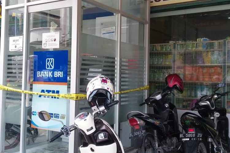 ATM BRI yang dibobol di Kota Bireuen, Aceh, masih dipasang police line. Selasa (13/10). DESI