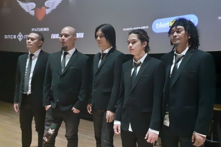 Grup band Dewa 19 dalam jumpa pers tur konser 20 Tahun Bintang Lima di Mal FX, Senayan, Jakarta Pusat, Rabu (15/1/2020).
