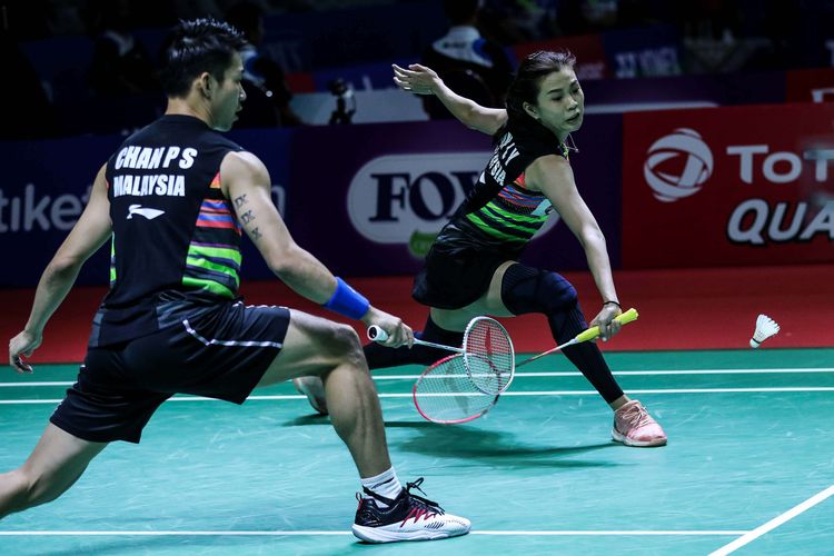 Pasangan ganda campuran Malaysia, Goh Liu Ying (kanan) dan Chan Peng Soon saat melawan ganda campuran Indonesia, Tontowi Ahmad dan Winny Oktavina Kandow pada babak perempat final turnamen bulu tangkis Blibli Indonesia Open 2019 di Istora Senayan, Jakarta, Jumat (19/7/2019). Goh Liu Ying sudah berpisah dengan Chan. Kini, dia berpasangan dengan Ong Yew Sin.