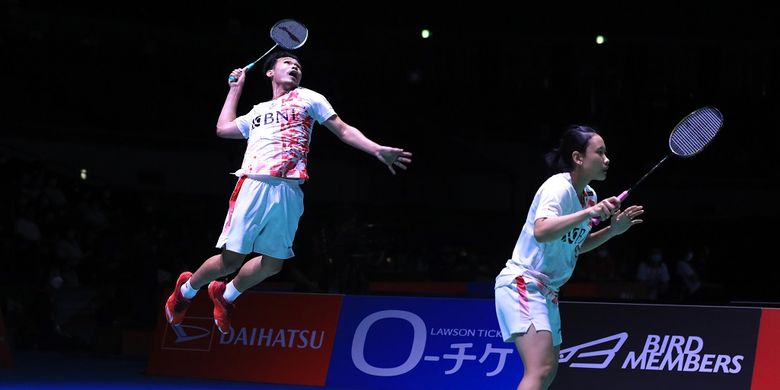 Ganca campuran Indonesia Rinov Rivaldy/Pitha Haningtyas Mentari saat berjuang pada 16 besar Japan Open 2022 kontra wakil China, Wang Yi Lyu/Huang Dong Ping, di Lapangan 2 Maruzen Intec Arena Osaka, Jepang, Kamis (1/9/2022) siang WIB.