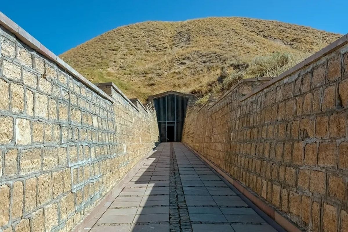 Pintu masuk ke Gundukan Midas di Gordion di Turki