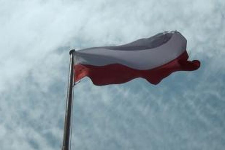 Bendera Merah Putih berkibar dalam posisi terbalik di Kantor Dinas Pendidikan, Kabupaten Nias, Sumatera Utara, Rabu (19/08/2015).