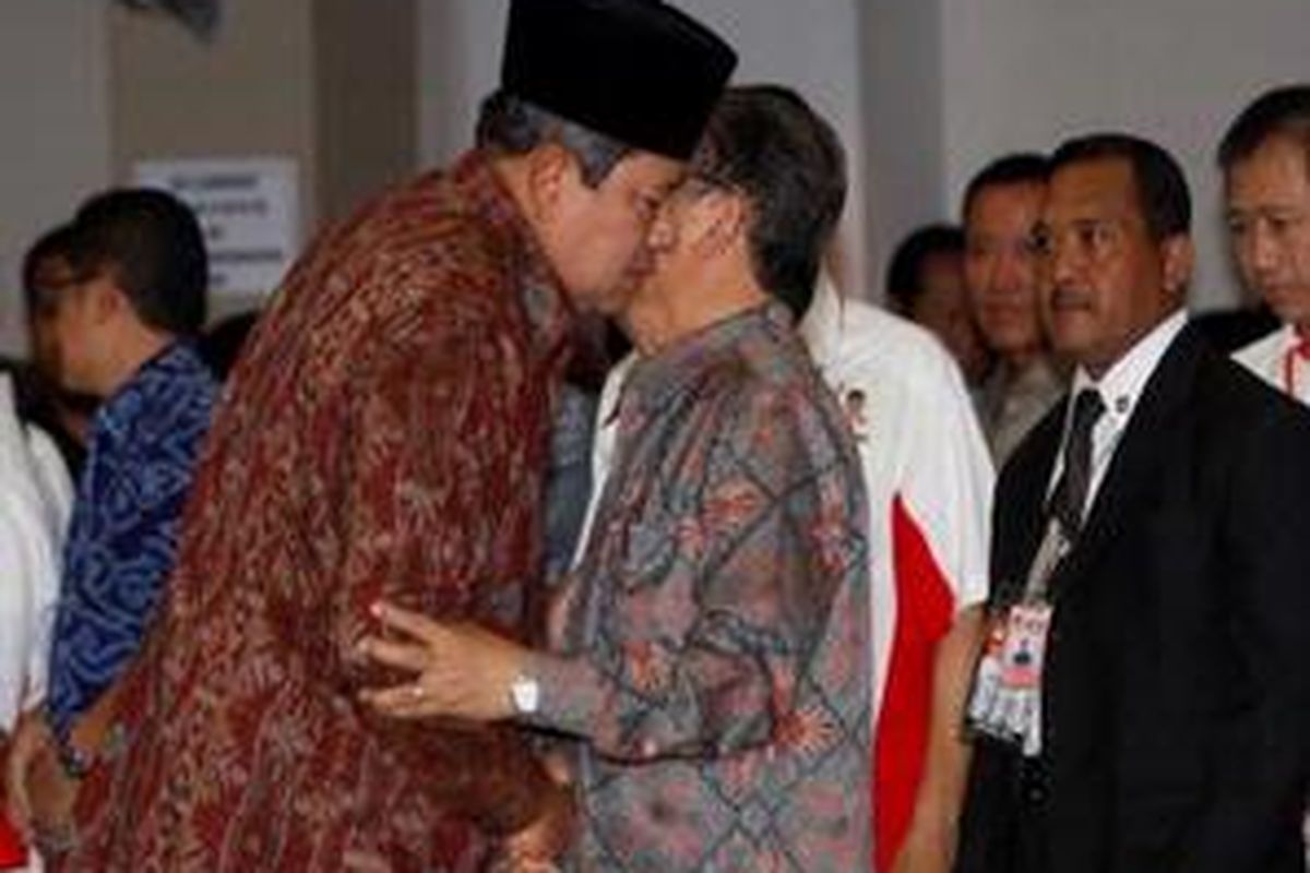 Capres, Susilo Bambang Yudhoyono (kiri) dan capres, Jusuf Kalla saling memberi salam saat menghadiri Penetapan dan Pengumuman Hasil Pemilu Presiden dan Wakil Presiden 2009 di Kantor Komisi Pemilihan Umum, Jakarta, Sabtu (25/7).