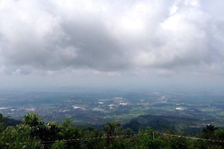 Pemandangan dari kaki Gunung Ungaran yang bisa dilihat oleh wisatawan. Atraksi wisata paralayang bisa dicoba dari kaki Gunung Ungaran di Dusun Kluwihan, Desa Sidomukti, Kecamatan Bandungan, Kabupaten Semarang, Jawa Tengah.