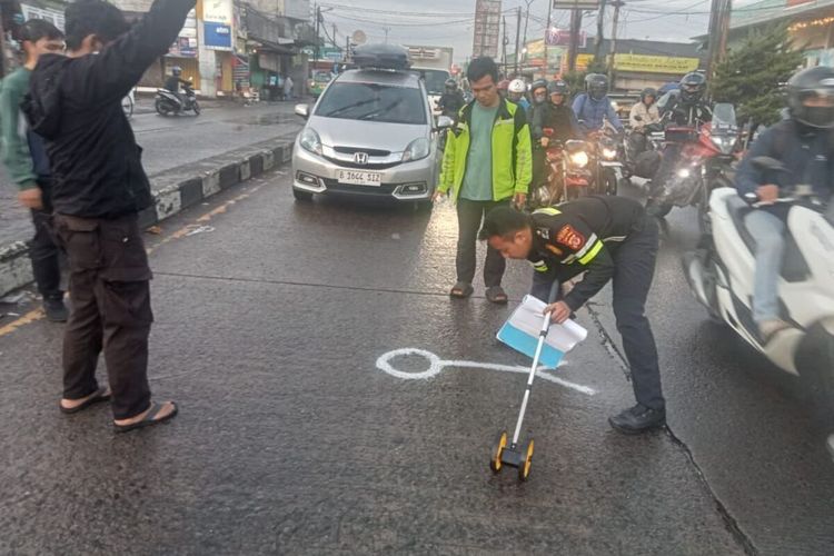 Polisi melakukan olah tempat kejadian perkara kecelakaan lalu lintas di Jalan Raya Jakarta-Bogor, Parung, Kabupaten Bogor, Jawa Barat, Selasa (1/7/2025).