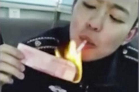 Nyalakan Rokok Pakai Uang Kertas yang Dibakar, 2 Polisi Dipecat