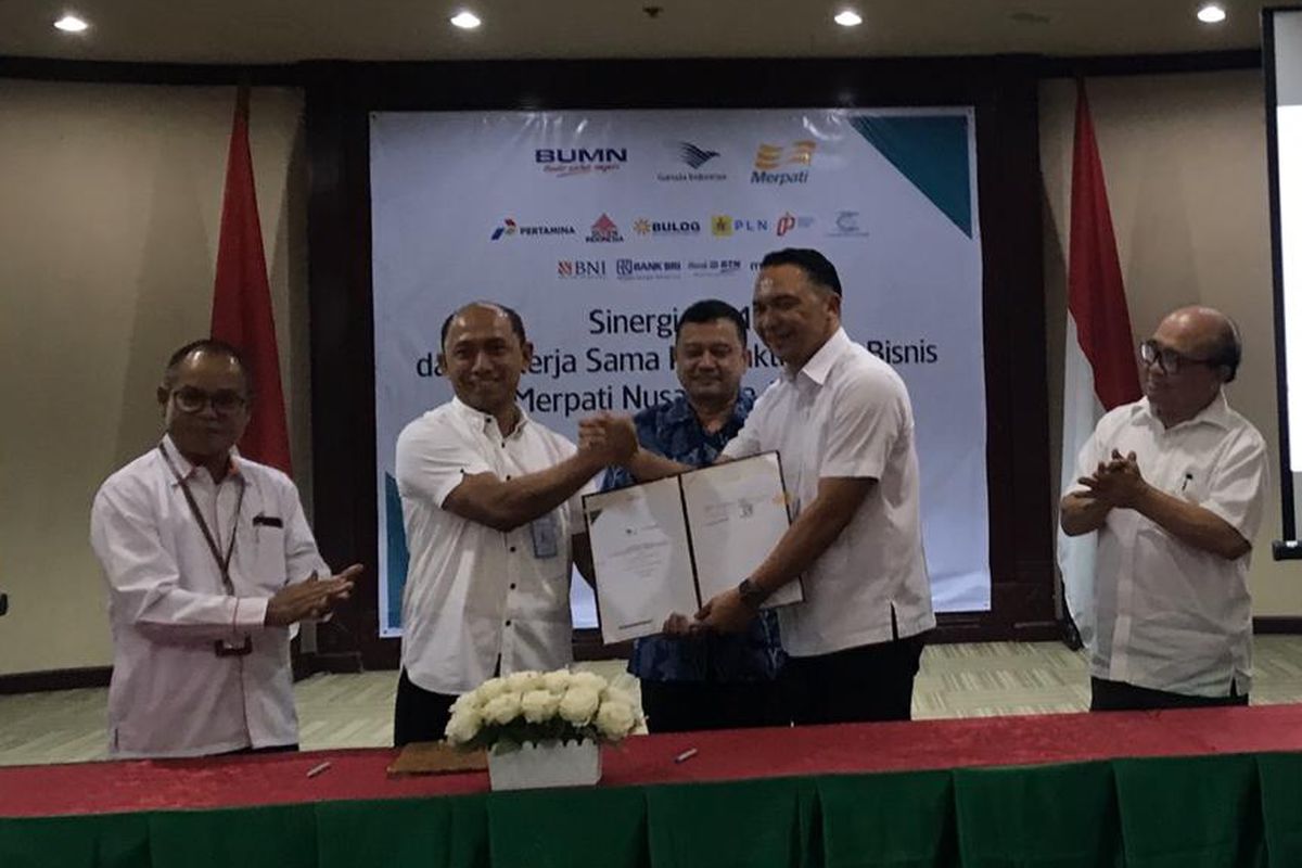 Direktur Utama Garuda Indonesia Ari Askhara bersama Direktur Utama Merpati Airlines Asep Eka Nugraha usai menandatangani kerja sama di Jakarta, Rabu (16/10/2019).