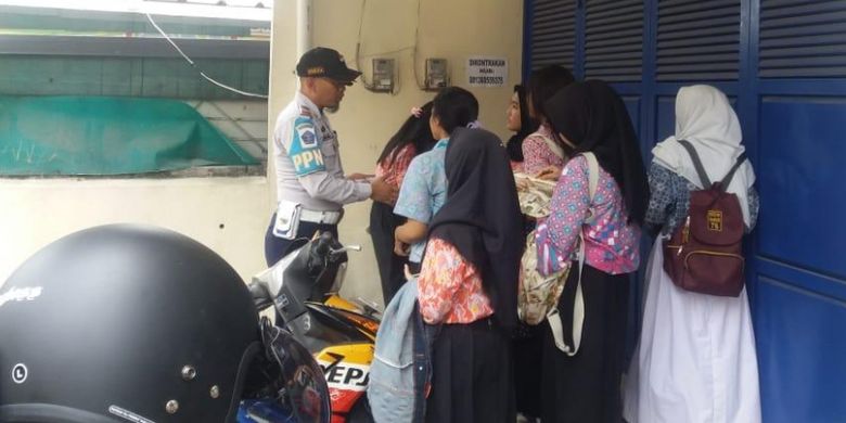 Disdik Depok Minta Sekolah Bukakan Gerbang Bagi Siswa Yang Telat Masuk Disdik Depok Minta Sekolah Bukakan Gerbang Bagi Siswa Yang Telat Masuk