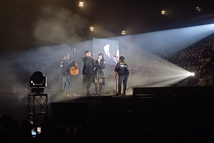 Momen Isyana Kolaborasi dengan Sang Suami, Rayhan Maditra, di Konser Lost In Harmony