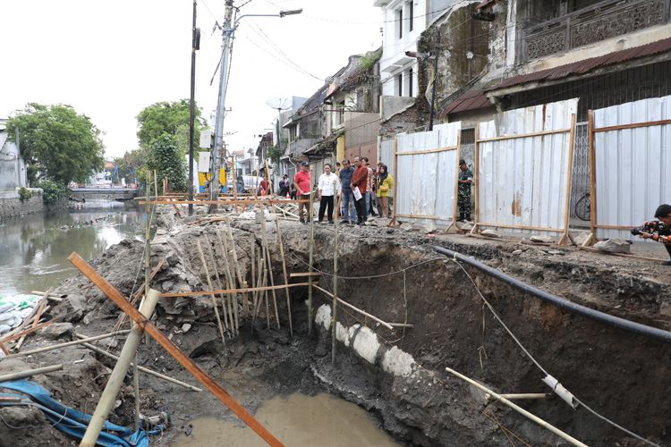 Wali Kota Semarang Agustina Wilujeng meninjau lokasi pembangunan rumah pompa baru di Jalan Petudungan, Kecamatan Semarang Tengah, Sabtu (30/8/2025).&nbsp;Infrastruktur ini dirancang untuk memperlancar aliran air sekaligus meningkatkan sistem drainase kota.