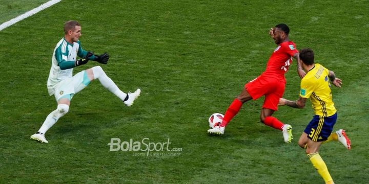 Raheem Sterling mencoba menggocek Robin Olsen dalam pertandingan Swedia vs Inggris pada babak 8 besar atau perempat final Piala Dunia 2018 di Samara, 7 Juli 2018. 