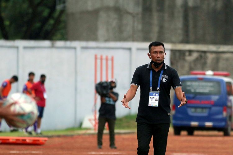 Pelatih Persita Tangerang Widodo Cahyono Putro memberi instruksi dari pinggir lapangan saat pertandingan pekan ke-15 Liga 1 2021-2022 yang berakhir dengan skor 2-0 di Stadion Sultan Agung Bantul, Jumat (02/12/2021) sore.