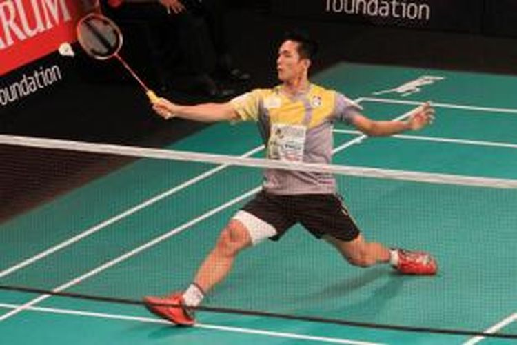 Pebulu tangkis Musica Champion, Jonatan Christie, bertanding melawan Taman Huansuria (Granular Thailand) pada babak penyisihan grup Djarum Superliga Badminton di GOR Lila Bhuana Denpasar, Bali, Rabu (28/1/2015).