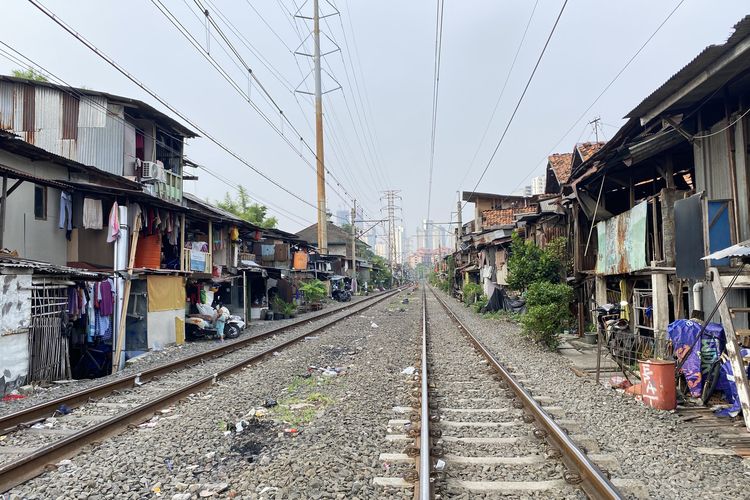 Di Antara Deru Kereta dan Ancaman Penggusuran, Bertahan Hidup di Bantaran Rel Pejompongan