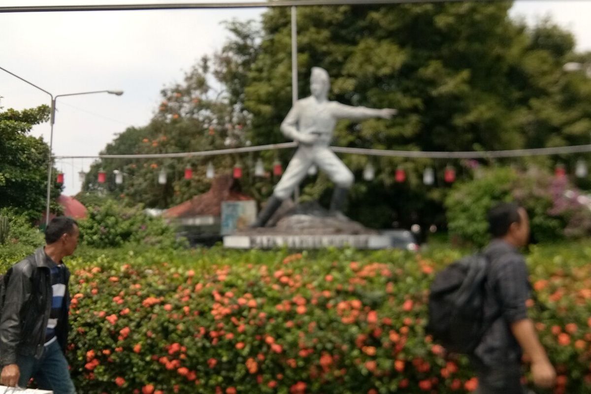 Sejumlah warga sedang melintas di depan kawasan objek wisata Taman Topi di Jalan Raya Kapten Muslihat, Kota Bogor, Minggu (5/1/2020). Tahun ini, Pemerintah Kota (Pemkot) Bogor akan mengubah kawasan Taman Topi menjadi alun-alun Kota Bogor.