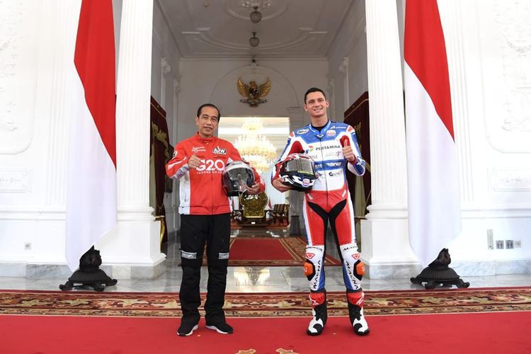Presiden Joko Widodo berfoto bersama salah satu pebalap dari Pertamina Mandalika SAG Racing Team Indonesia.