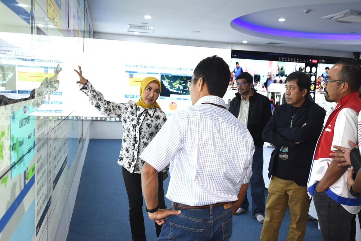 Direktur Utama (Dirut) PT Pertamina (Persero) Nicke Widyawati melakukan pemantauan penyaluran liquid petroleum gas (LPG) di Pertamina Integrated Enterprise Data and Command Center (PIEDCC), Grha Pertamina, Jakarta, Sabtu (29/7/2023).